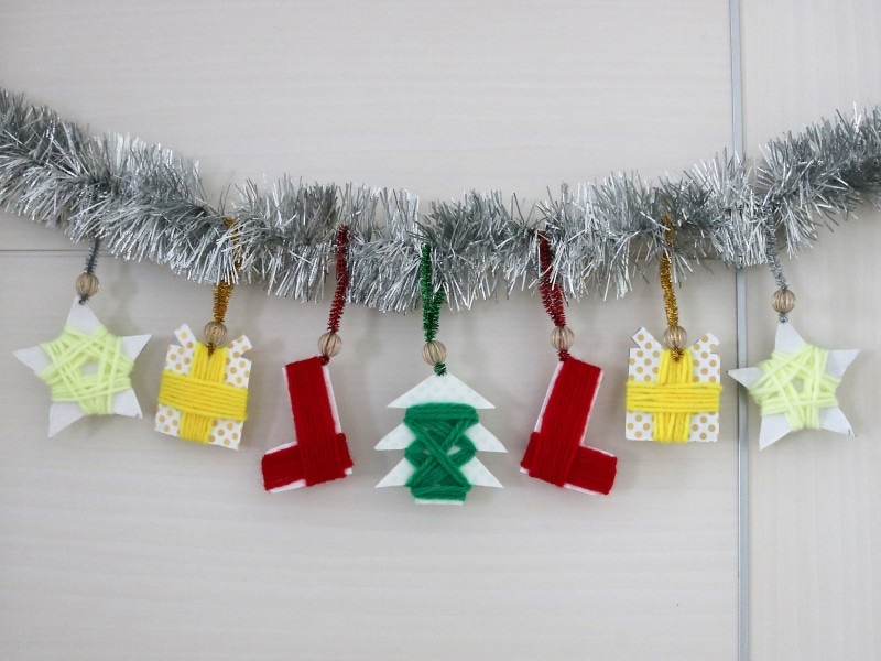 カラフルな毛糸を巻いて作るクリスマスガーランド