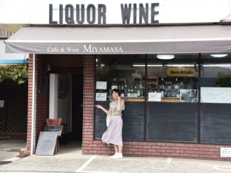 酒屋さんの左端の入口から店内へ