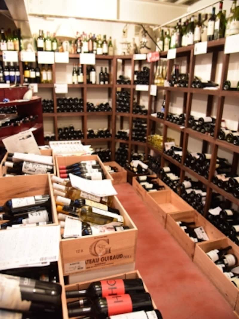 地下のワインセラーにはおよそ300本の世界中のワインが！