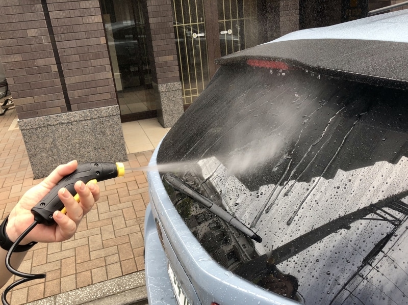 トリガーを引くと、勢いよく水が噴出しました!車や自転車の気になる泥汚れのほか、子供が外で使ったサッカーボール、キックボードのキャスターなども洗えます