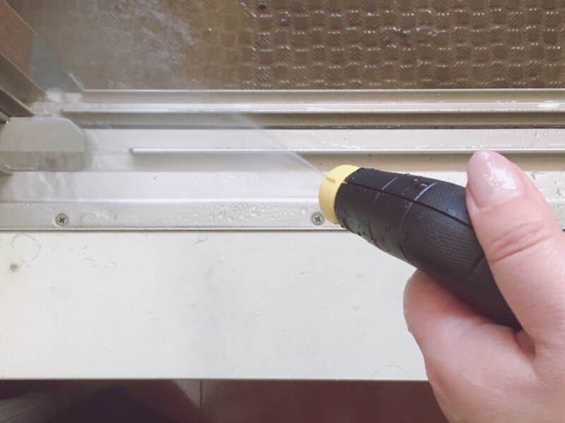 バルコニーのお掃除にも便利。タンクの水4Lは意外とあっという間に使ってしまいますが、水圧を利用するので効率よく洗えます