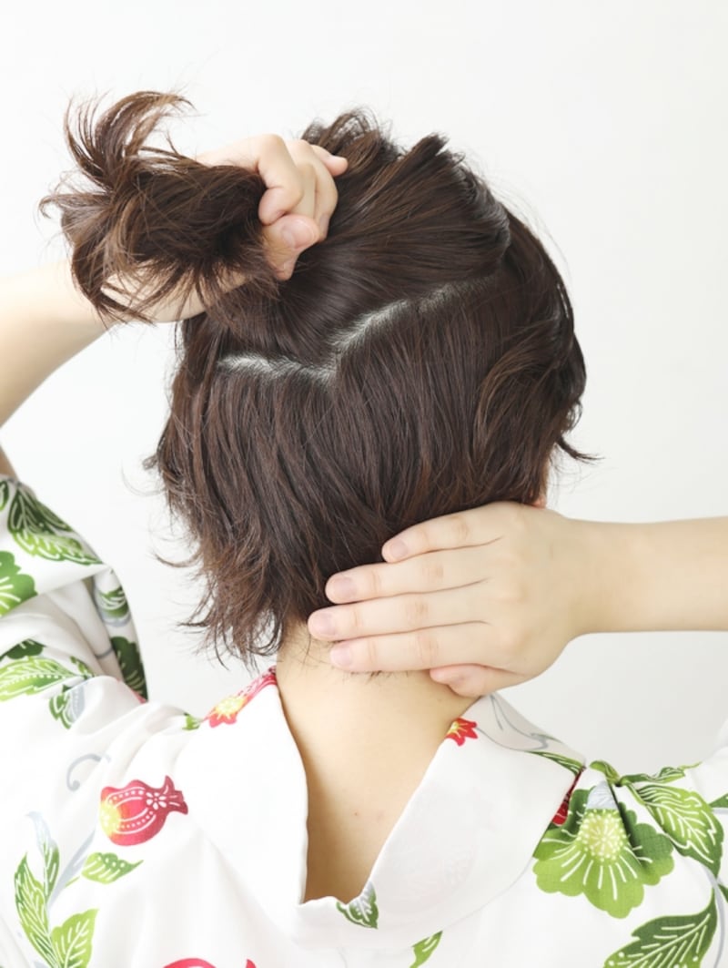 ハチ上の髪を分け取る