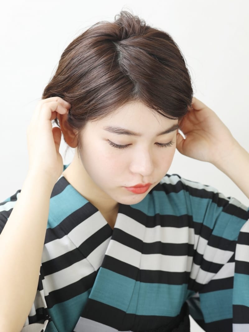 髪を下ろし、顔まわりの毛をすべて耳にかける
