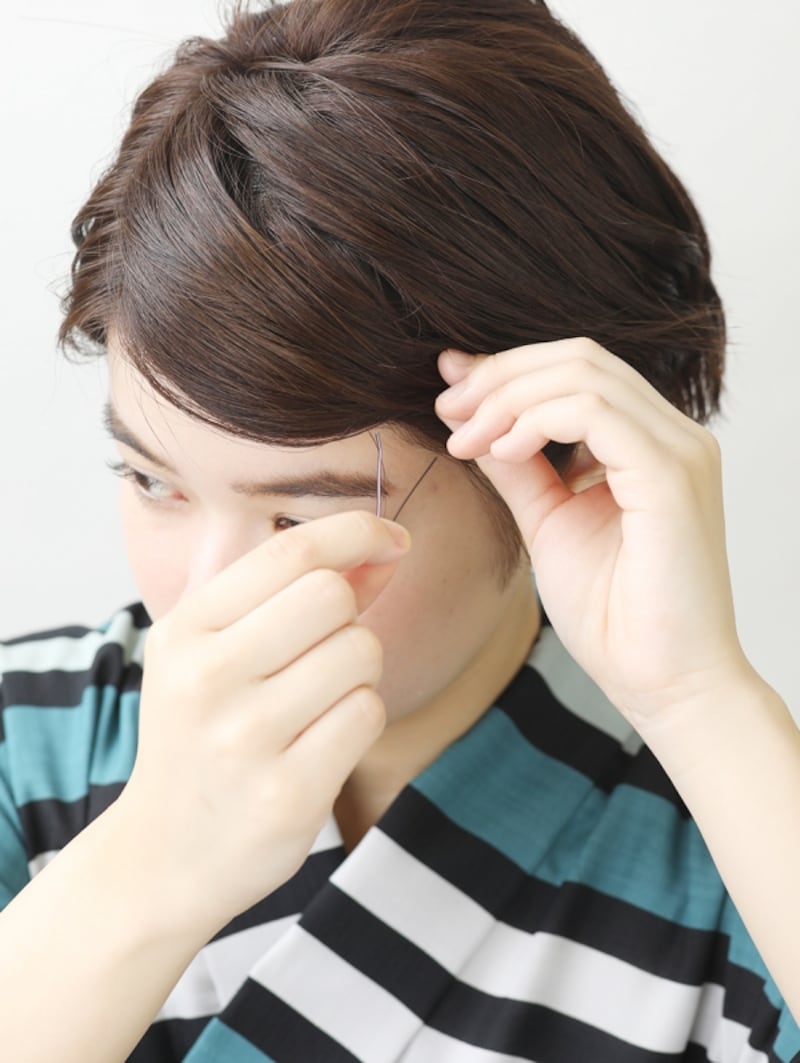 前髪を丸く整えてピンで留める