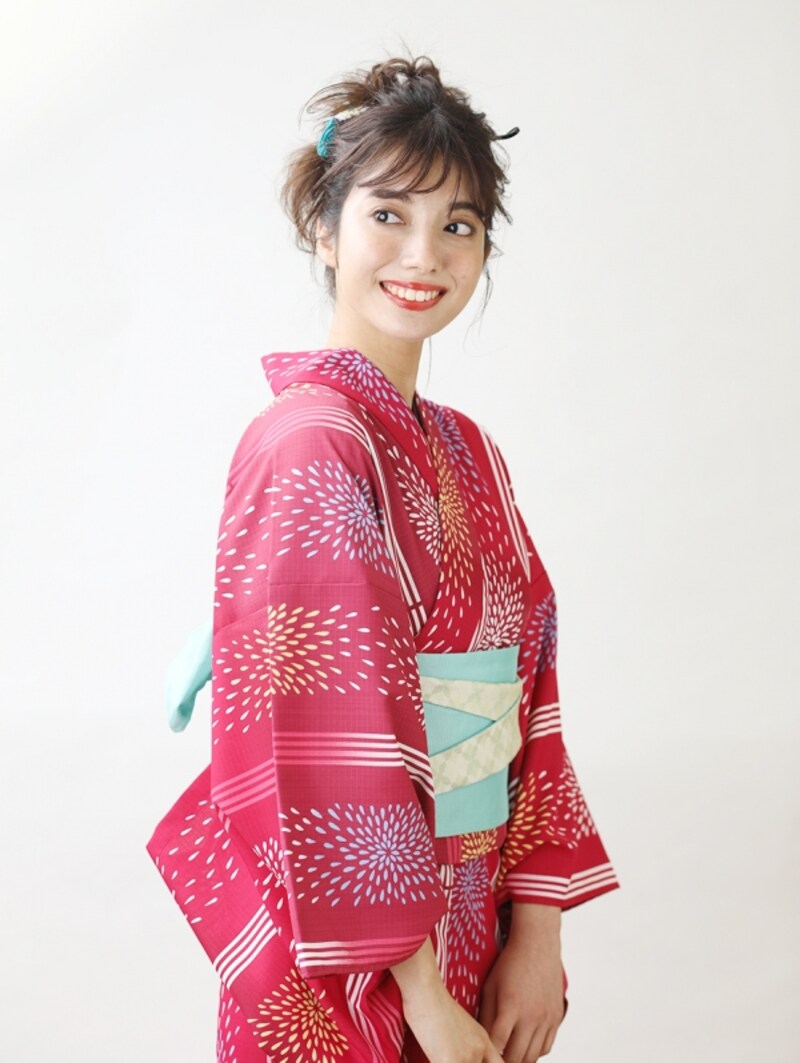 ストライプと花火柄の鮮やかな浴衣で大人かわいく！