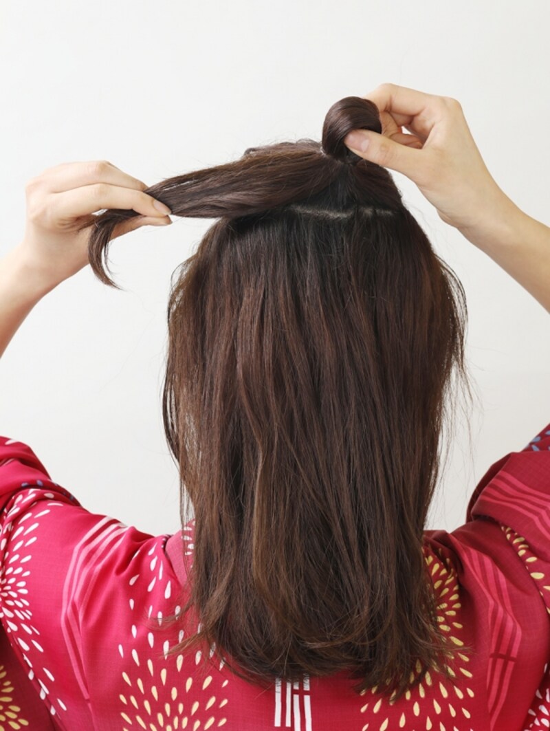 上段の髪を輪っか状のお団子にする