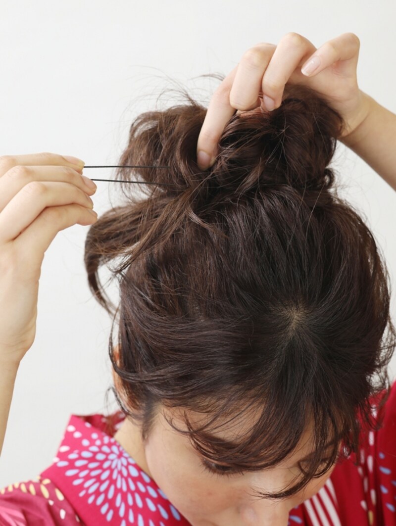 ゴムを隠すようにしてUピンで留める