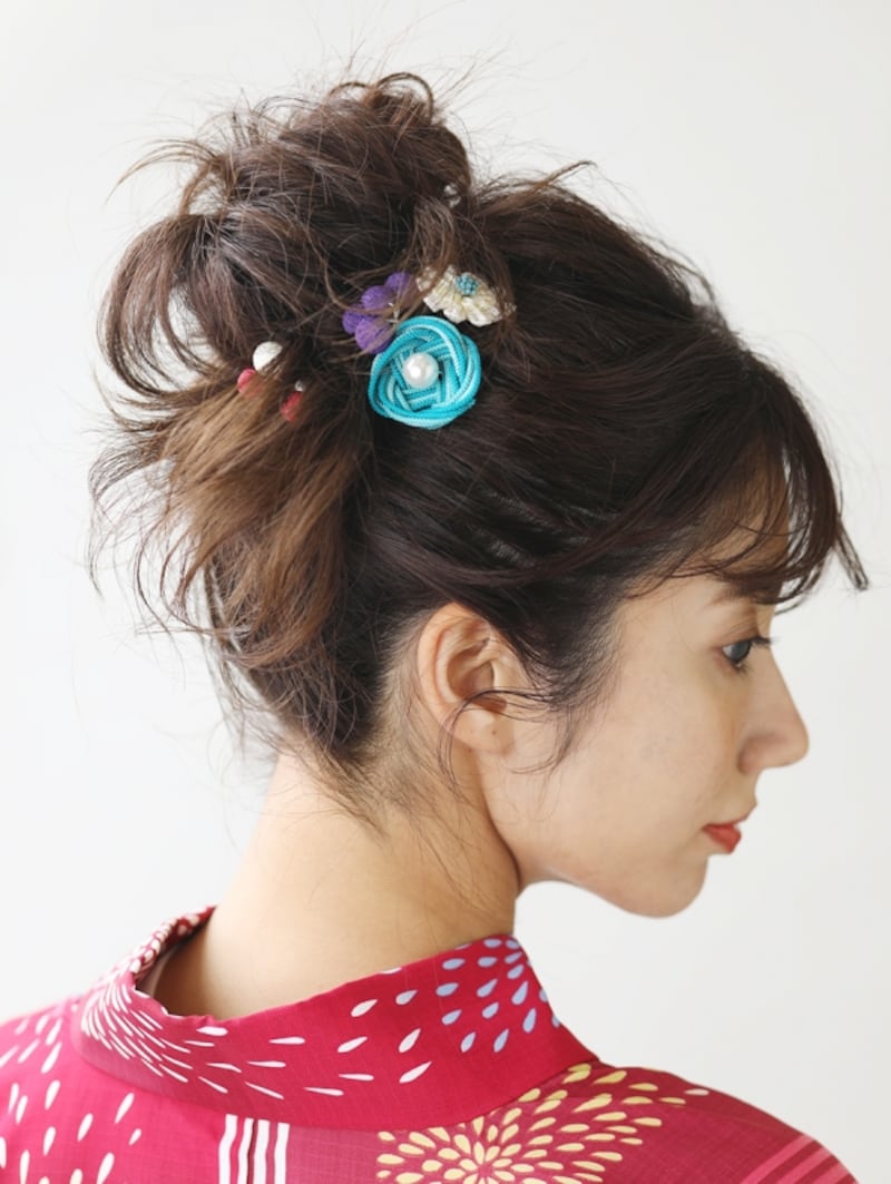 毛先をくるんとした外ハネにする