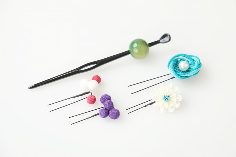 素材違いのかんざしやUピンを重ねづけ