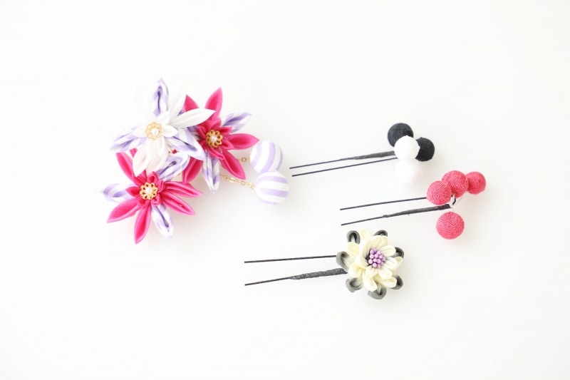 つまみ細工のコームやUピンを重ねづけ