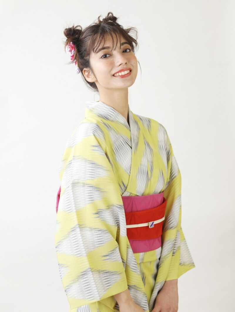 黄色地の浴衣にビビッドカラーを合わせてポップに！