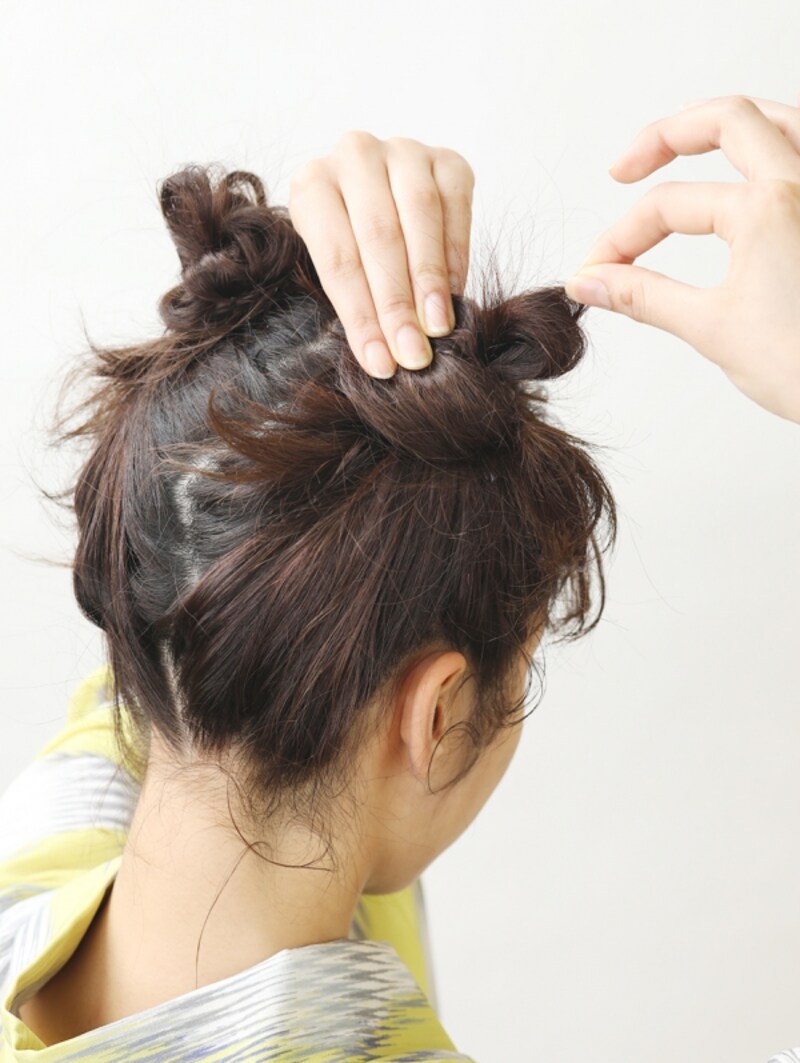 輪っかを崩して猫耳の形を作る