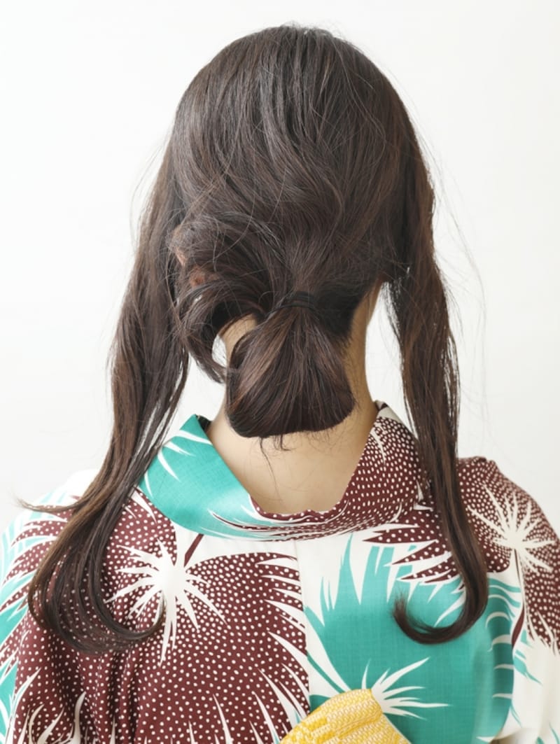 大きな輪っかを作り髪を結ぶ