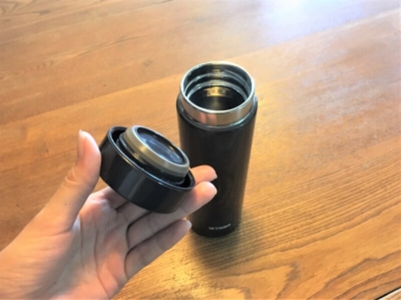 フタはひねって開けるシンプルな仕様