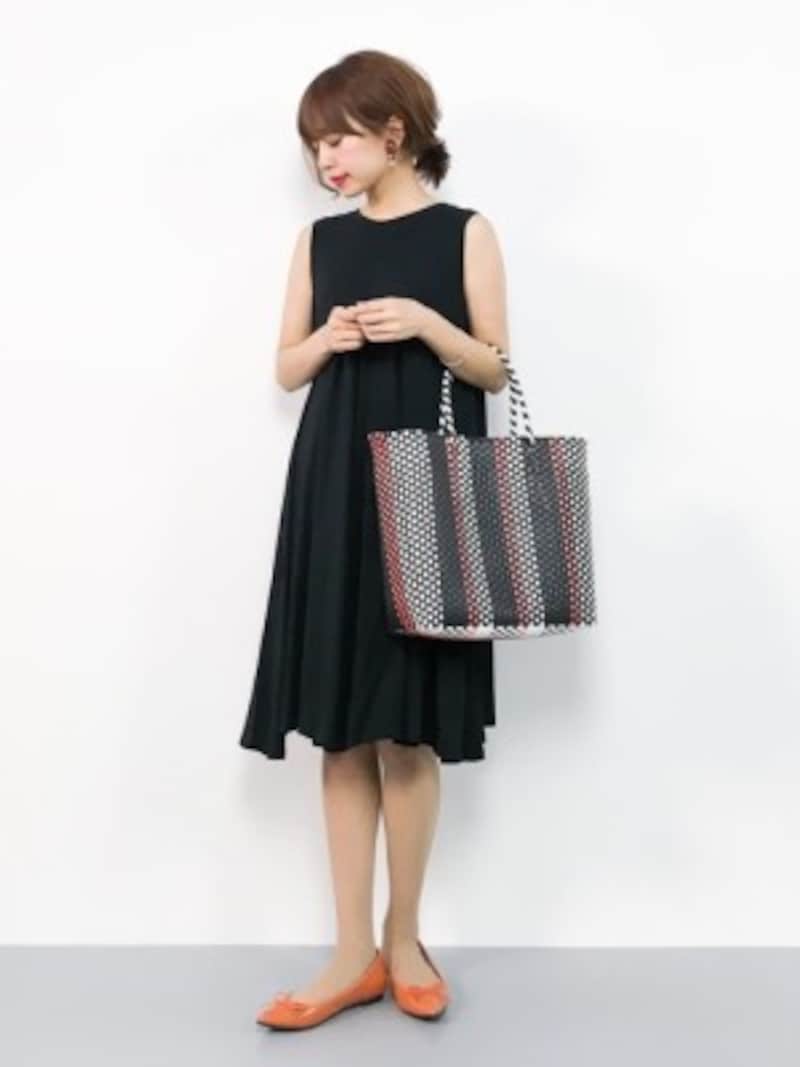 アクセサリー次第で季節感を変えられるブラックドレス 出典:WEAR