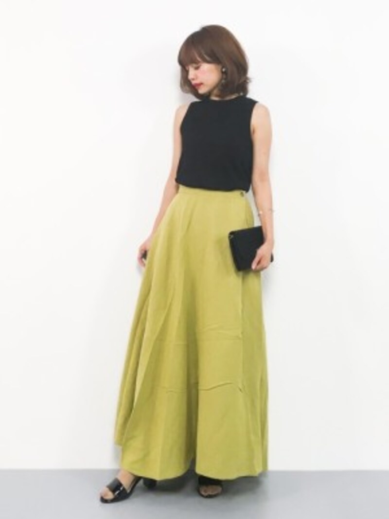 黒をトップスでコンパクトにして色を主役に 出典:WEAR