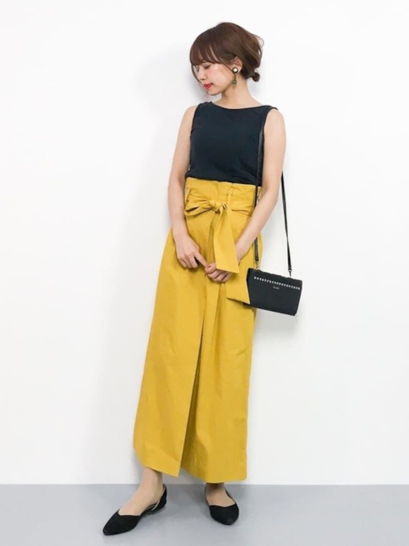 大人の差し色コーデ