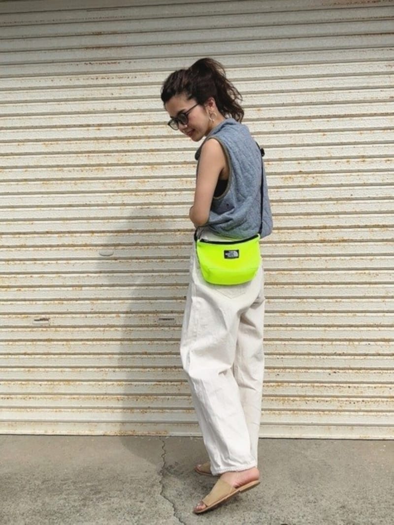 大人の差し色コーデ