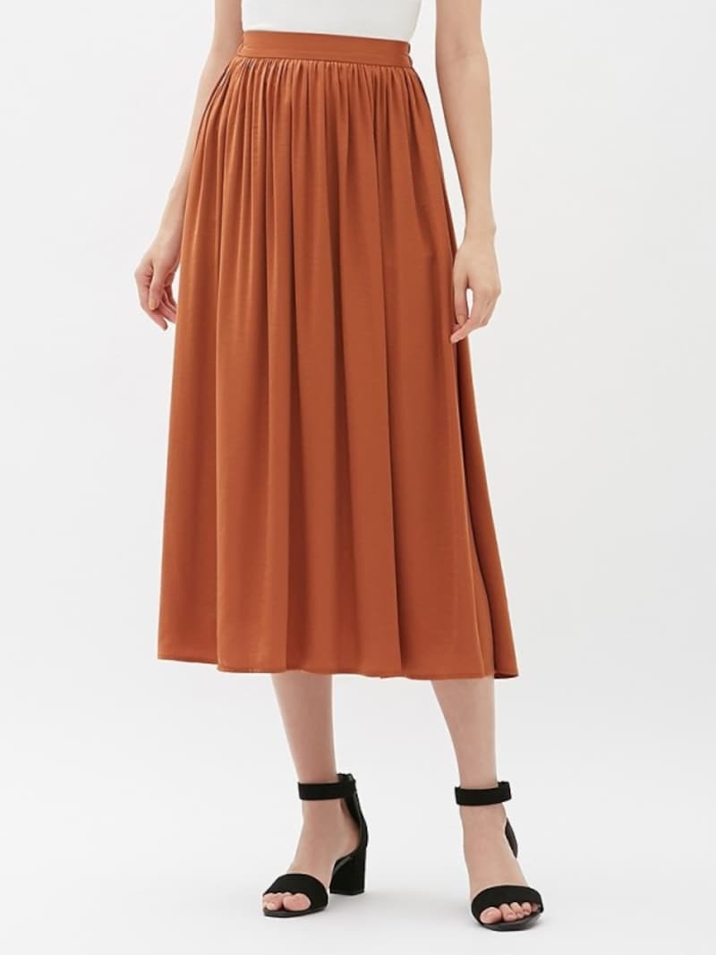 サテンフレアロングスカート 1990円(税抜)