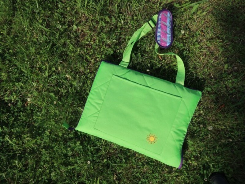 折りたたんで持ち運べる薄型のコストコ レジャーシートが超優秀!