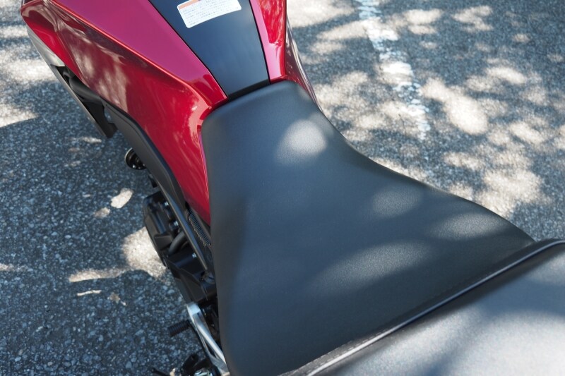 CB250Rのシートは絞り込まれており足つき性に配慮されている