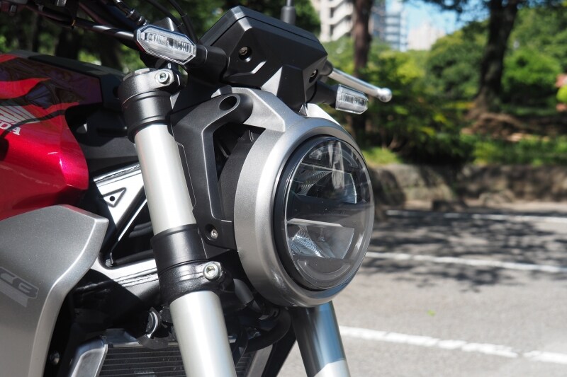 CB250RのヘッドライトはLED