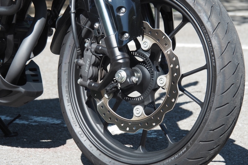 CB250Rのフロントブレーキは4ポッドキャリパーをラジアルマウント