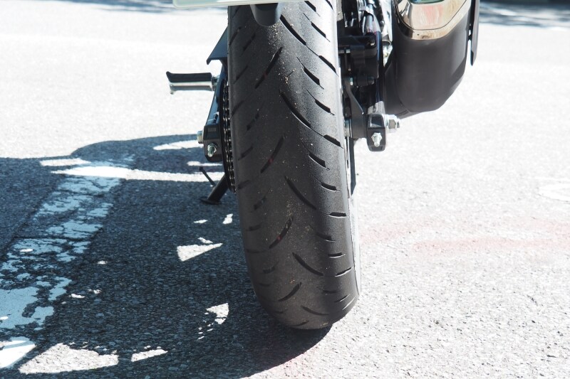 CB250Rのリアタイヤはライバル車両と比べると太め