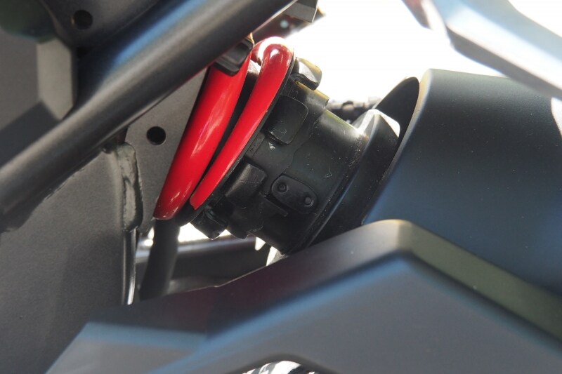 CB250Rのサスペンションはプリロード調整機構付