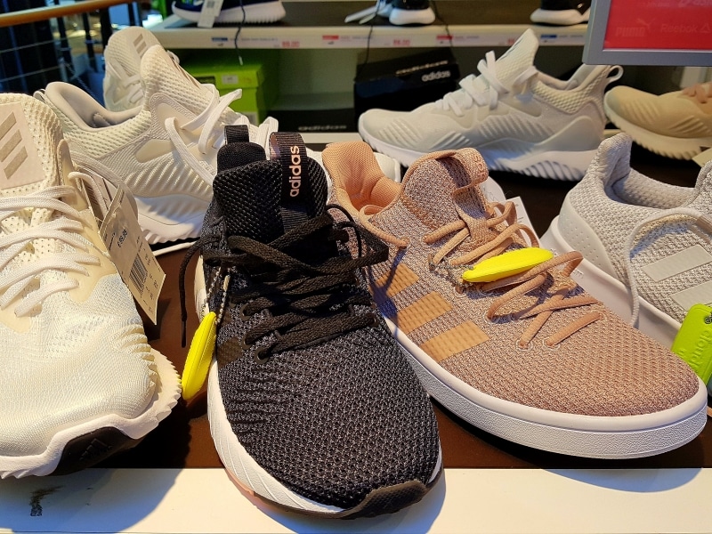 アディダススニーカー