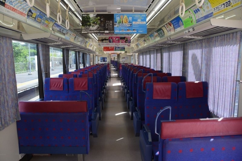 クロスシートが並ぶ2100形車内