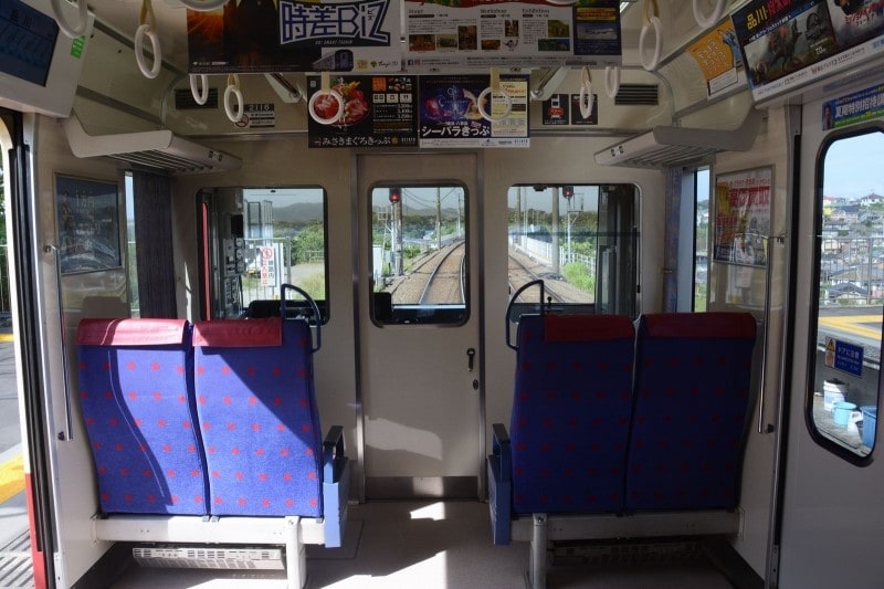 運転台のすぐ後ろ4席は特等展望席だ