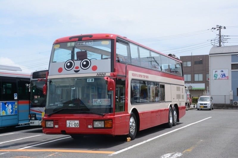 2100系電車をモチーフにしたオープントップバス