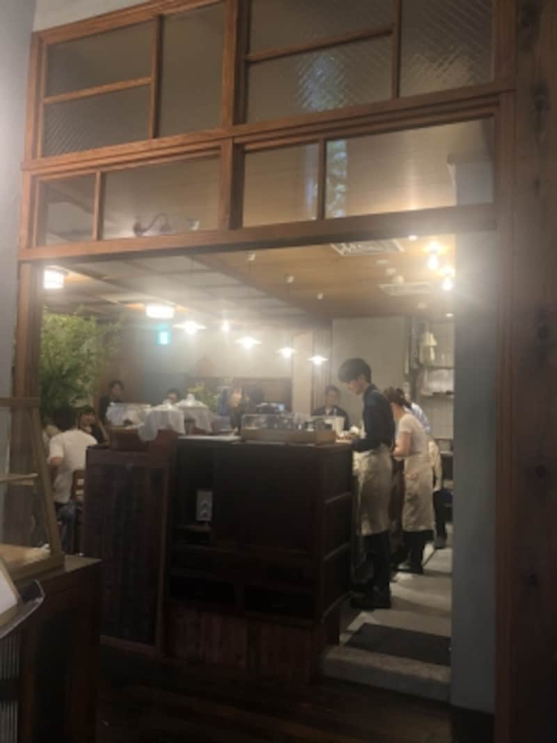 レトロな雰囲気の漂うカフェの入り口