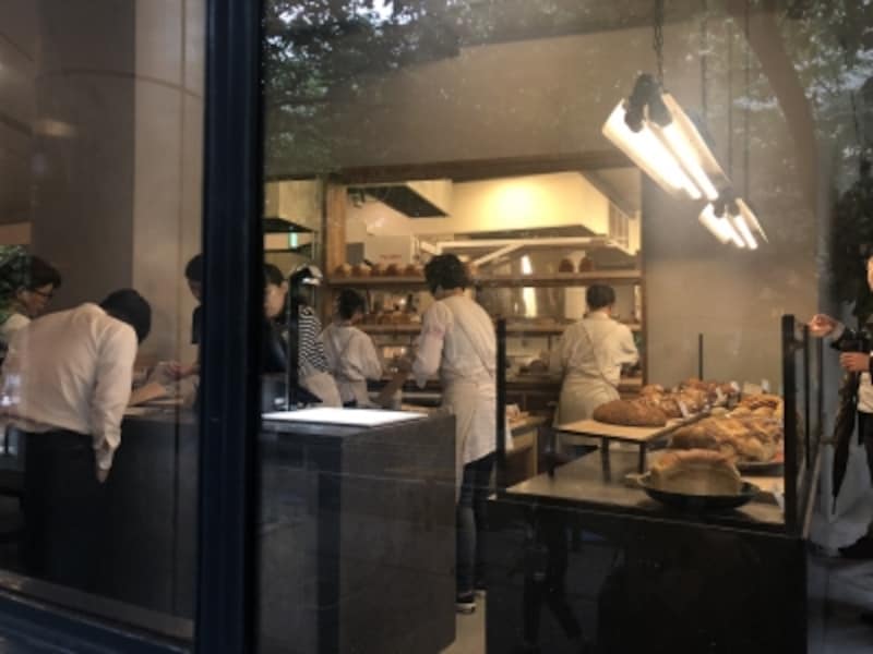 厨房から次々にパンが焼き上がる