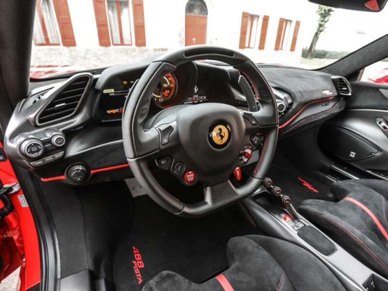 フェラーリ 488ピスタ