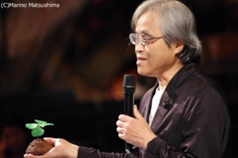四つ葉のクローバーを手に、少々悪戯っぽい表情で語る土屋茂昭さん。(C)Marino Matsushima