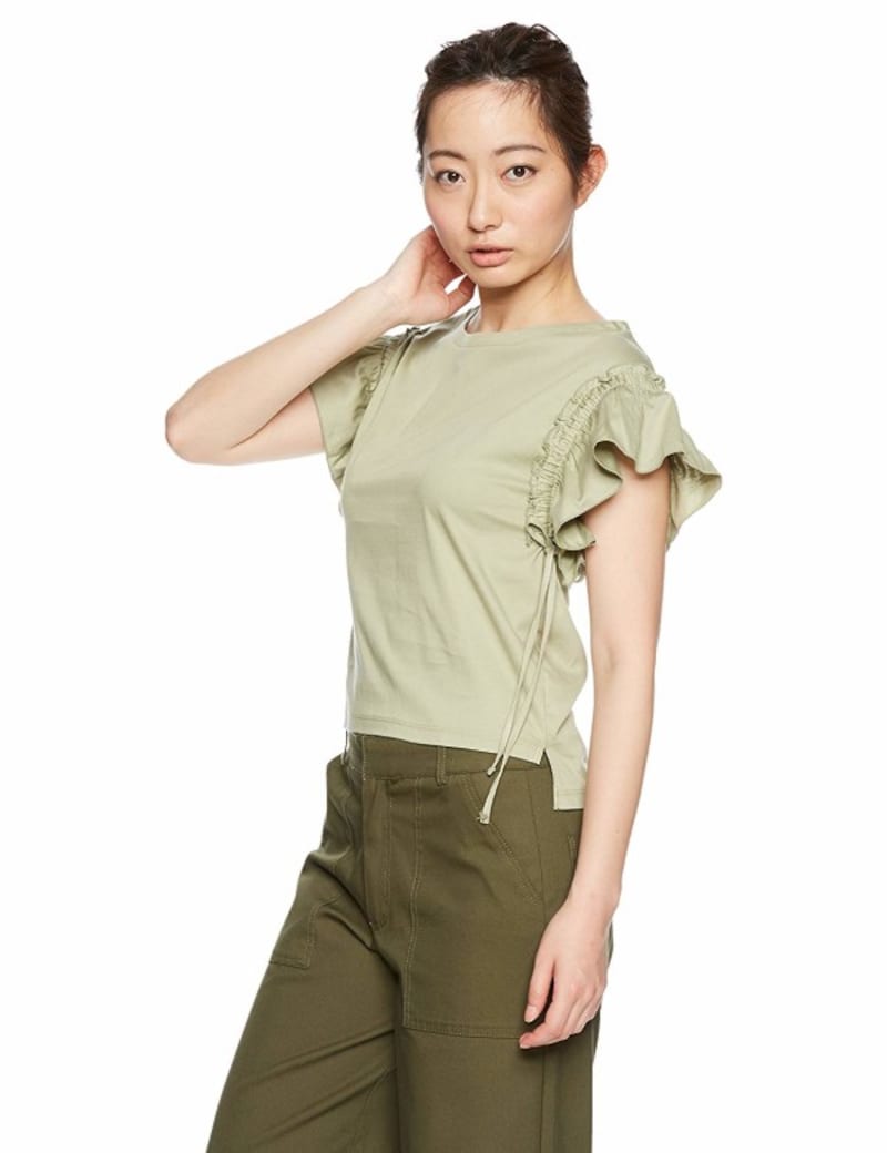女性らしいラッフル袖のデザイントップスに、カーキのパンツを合わせたシンプルなコーデ(画像はAmazonより:http://amzn.asia/61ZY2Fi)