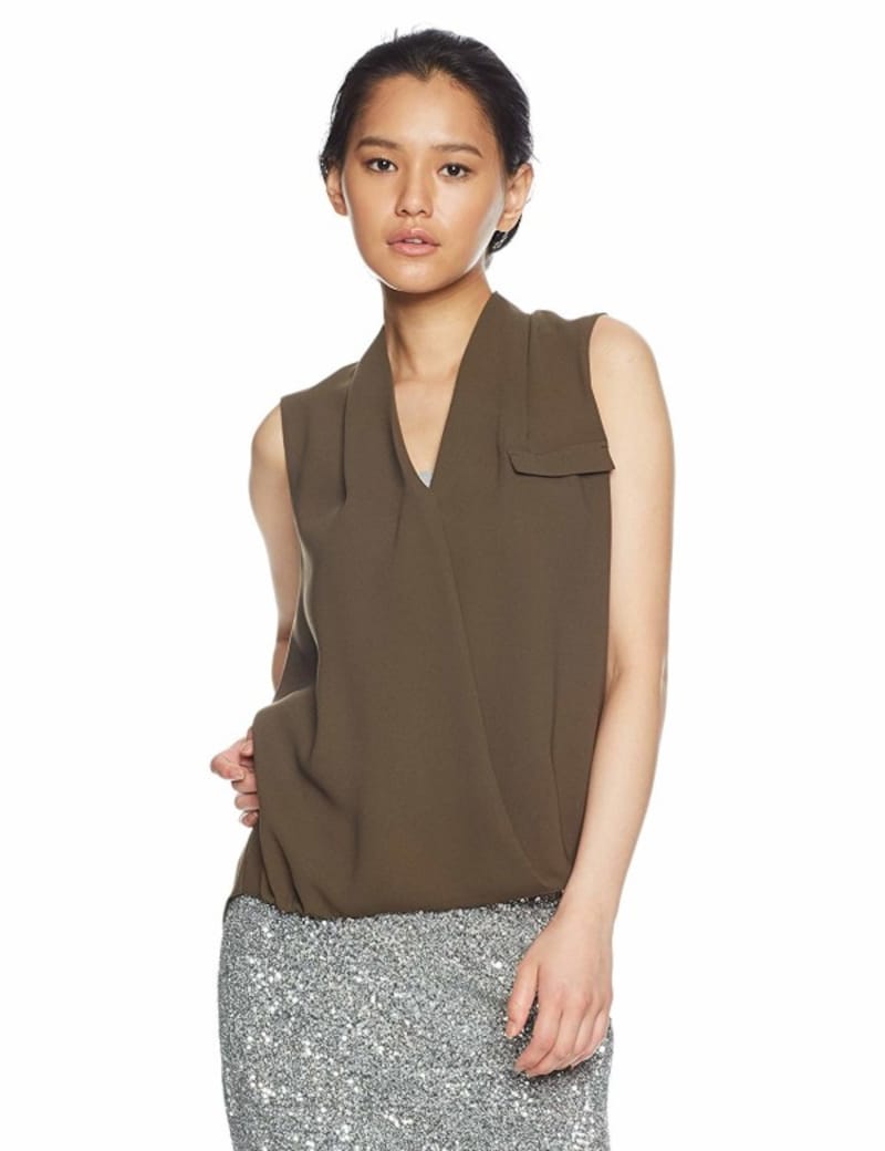 ジョーゼット素材のカシュクールデザインブラウスに、シルバーのタイトスカートを合わせたコーデ。夜のお出かけにおすすめ(画像はAmazonより:http://amzn.asia/bDOLH2h)