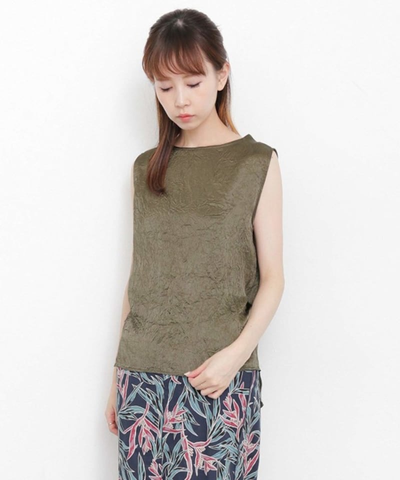 光沢のあるサテン素材にシワ加工を施したノースリーブブラウスに、ネイビーのプリント柄パンツを合わせたコーデ。プリントの赤がアクセントに(画像はAmazonより:http://amzn.asia/cp3qXL6)