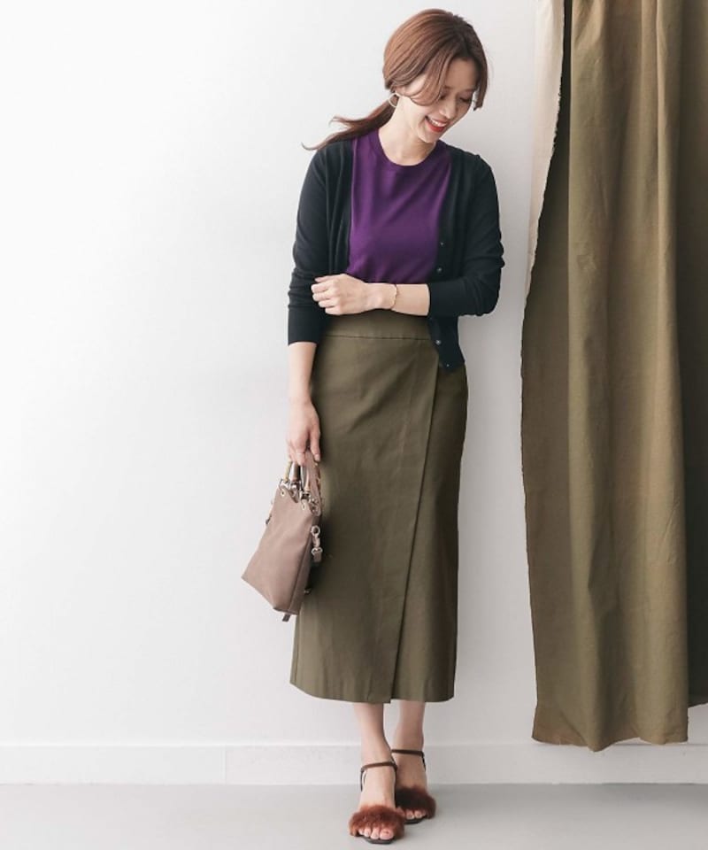 縦のラインを演出してくれるラップ風デザインのスカートに、パープルのトップスを合わせたコーデ(画像はAmazonより:http://amzn.asia/eI3dXPD)