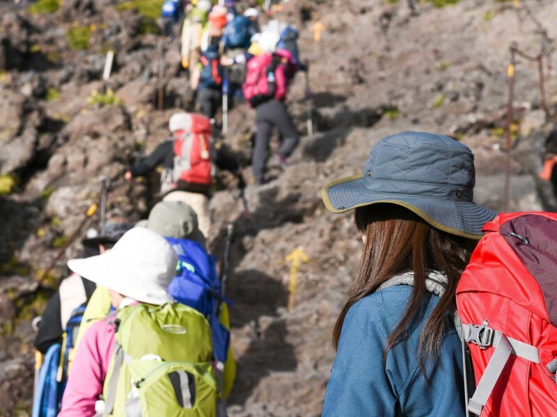 富士登山となると色々な装備も必要!?