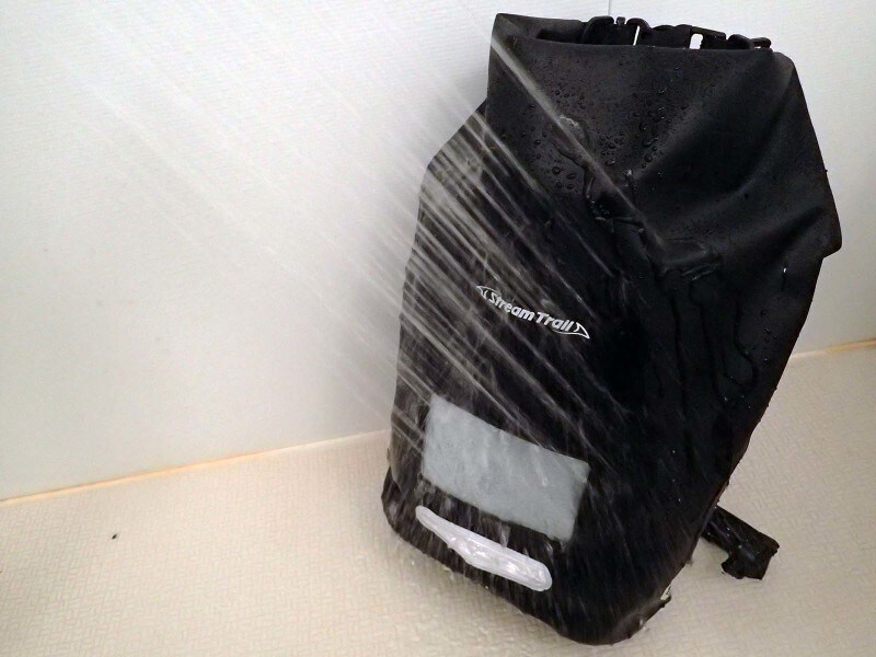 びしょ濡れOK！海でも川でも街でも活躍の防水バッグ