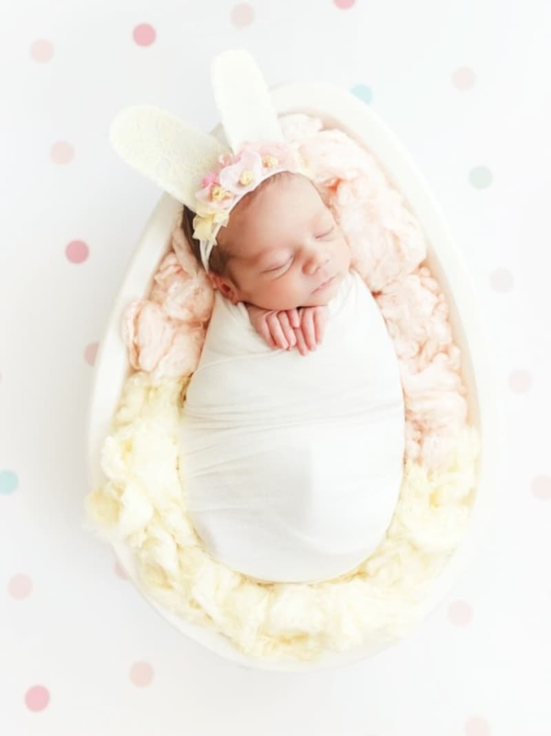 ニューボーンフォトでは、おくるみやかご、王冠やリボンなどの小道具やかわいい衣装を使って撮影できる