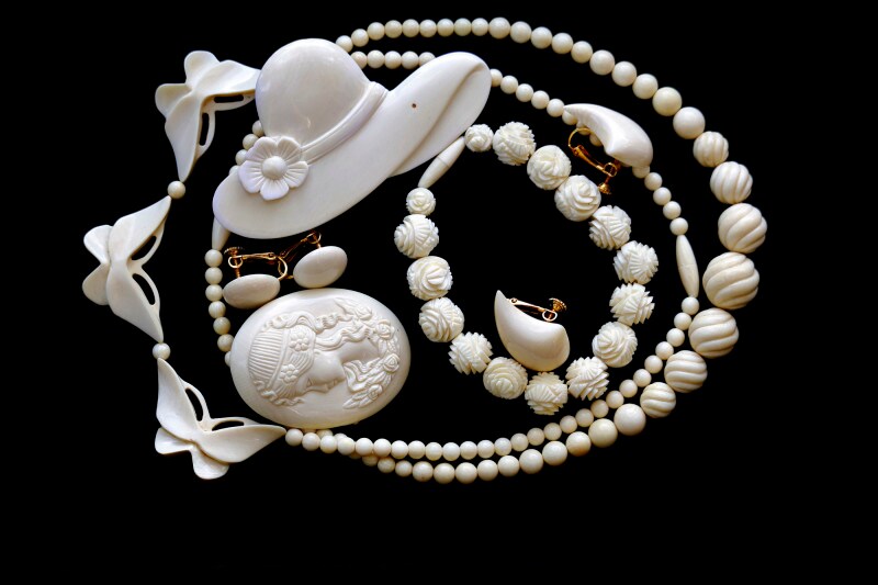 アイボリー（ivory）は象牙という意味で、象牙のような黄みを帯びた白のこと