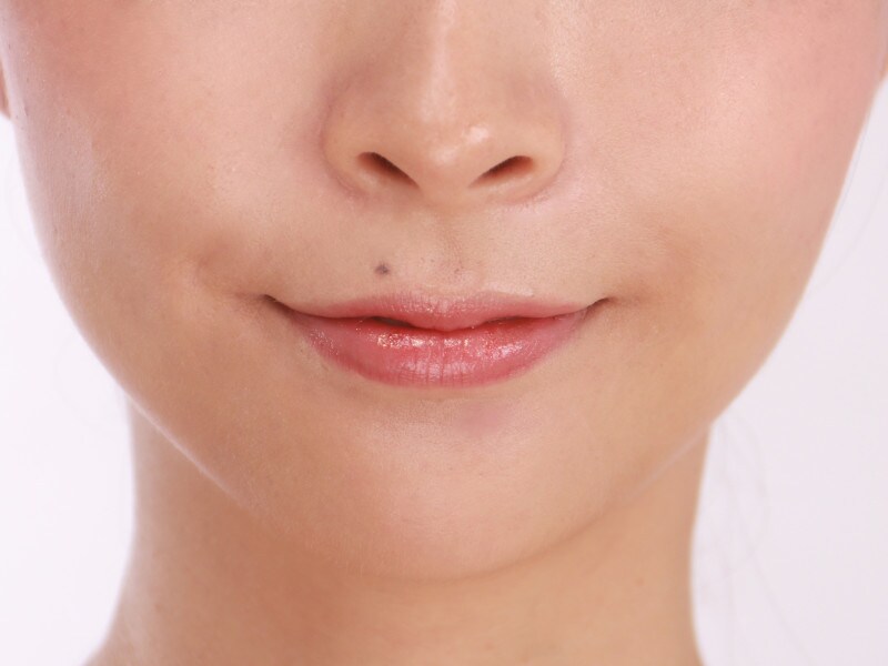 リップはブラシを使って内側を中心に入れてから、指でポンポンとなじませる