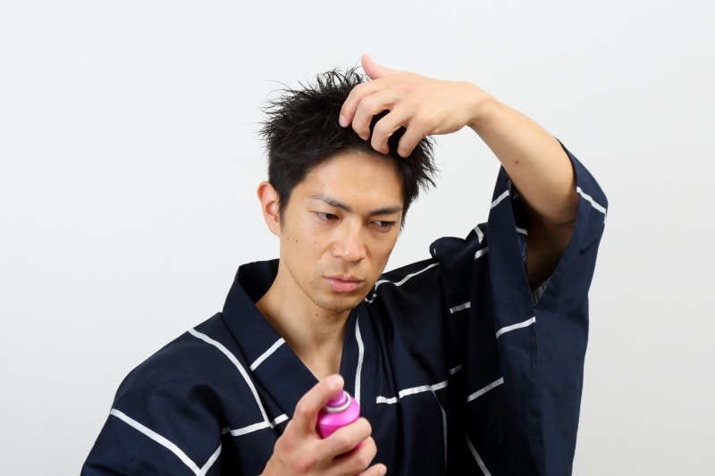 前髪にスプレー