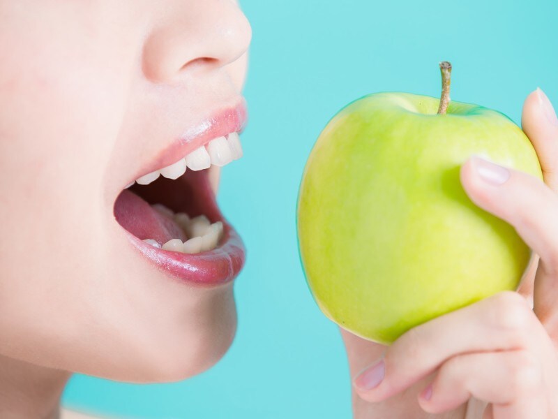 フェイスラインのゆがみの元となる噛み癖