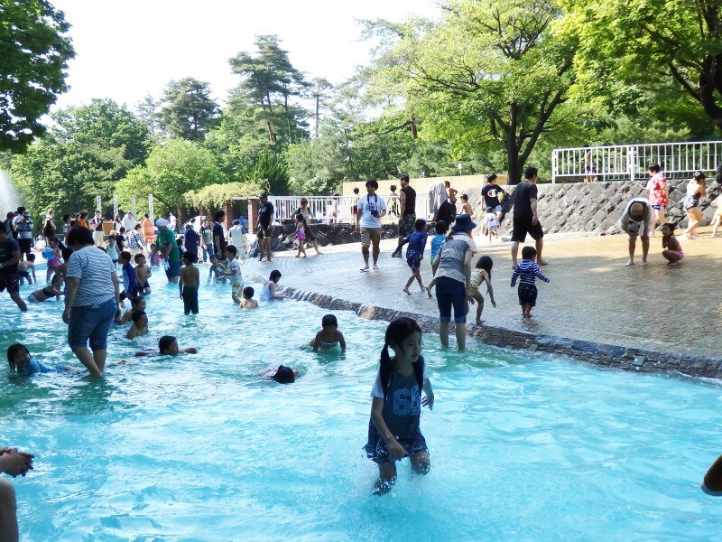 水遊び場のじゃぶじゃぶ池