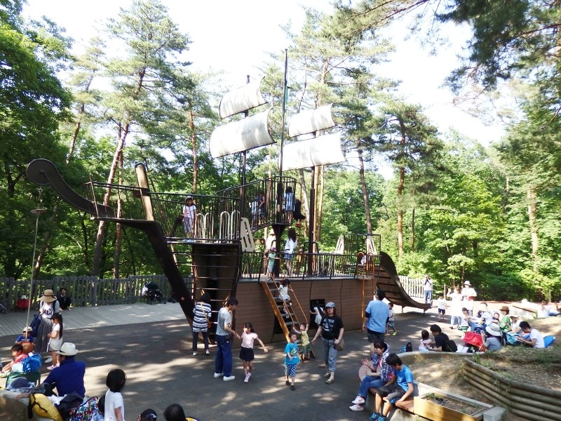 冒険コースのアスレチックコースに設置された大きな木製遊具
